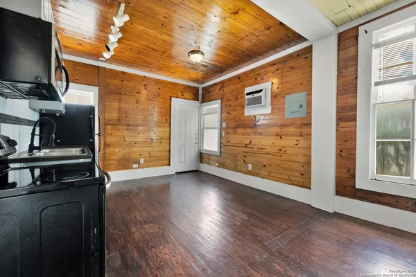 $695 | 121 Howard Street, Unit 3, San Antonio, TX 78212