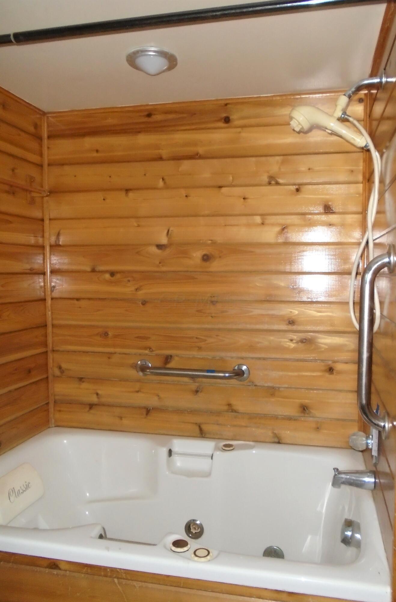 12705 Commercial Point Road Ashville, OH 43103 - Photo 16 of 28 Full bathroom tub