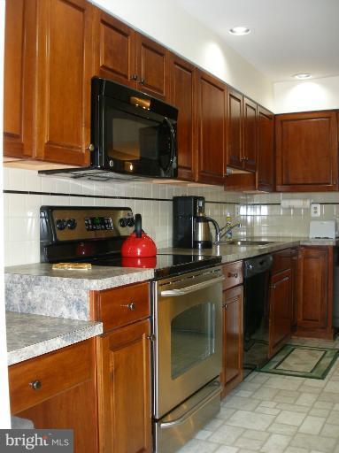1768 Wainwright Drive Reston, VA 20190 - Photo 13 of 26 Kitchen