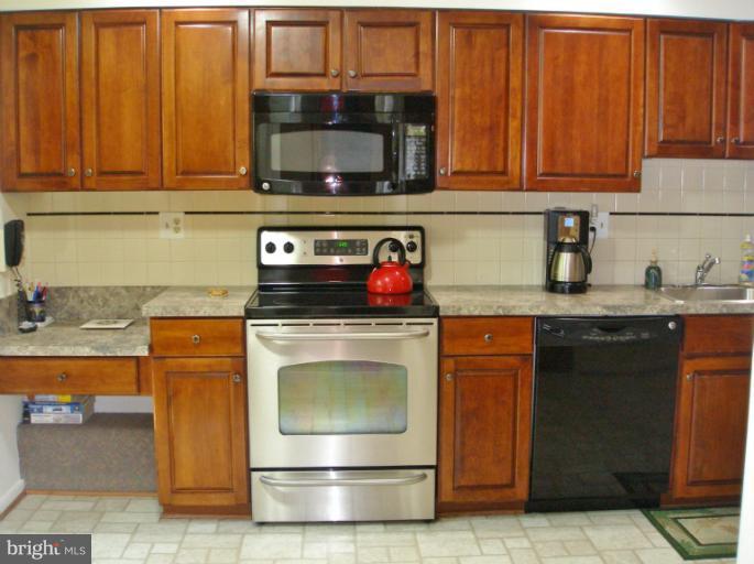 1768 Wainwright Drive Reston, VA 20190 - Photo 18 of 26 Kitchen