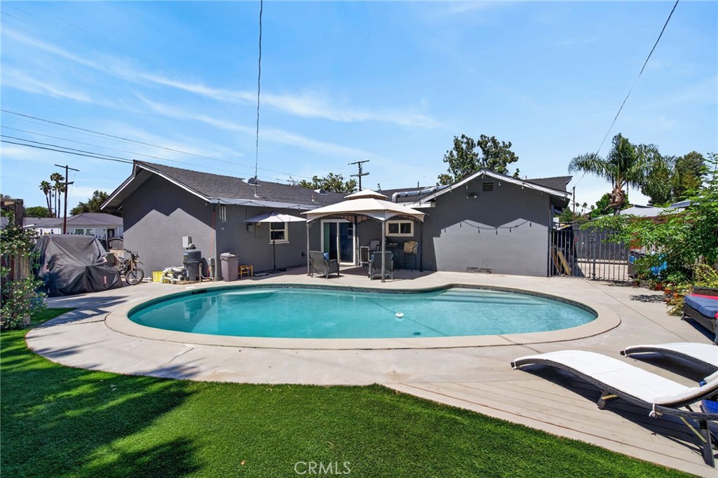 4194 Euclid Court Riverside, CA 92504 - Photo 23 of 29 New pool equipment and low-maintenance artificial turf.