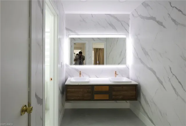 a en suite bathroom with a sink and a mirror