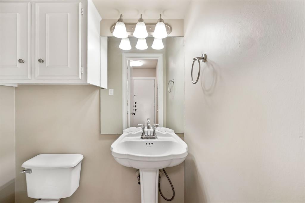 5921 Preston Road University Park, TX 75205 - Photo 24 of 37 a bathroom with a toilet sink and mirror