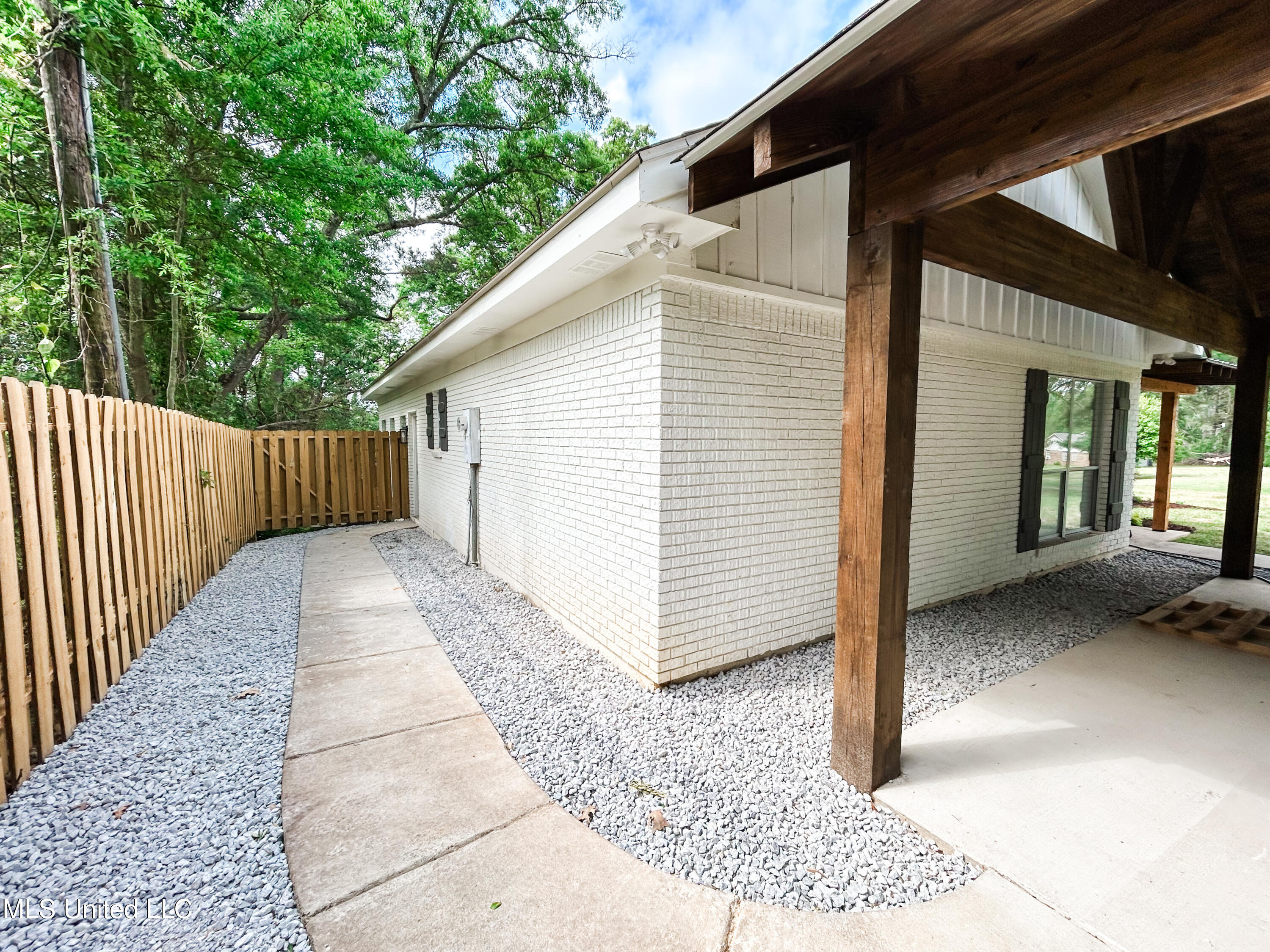 1611 Florence-Byram Road Florence, MS 39073 - Photo 2 of 46 IMG_4671