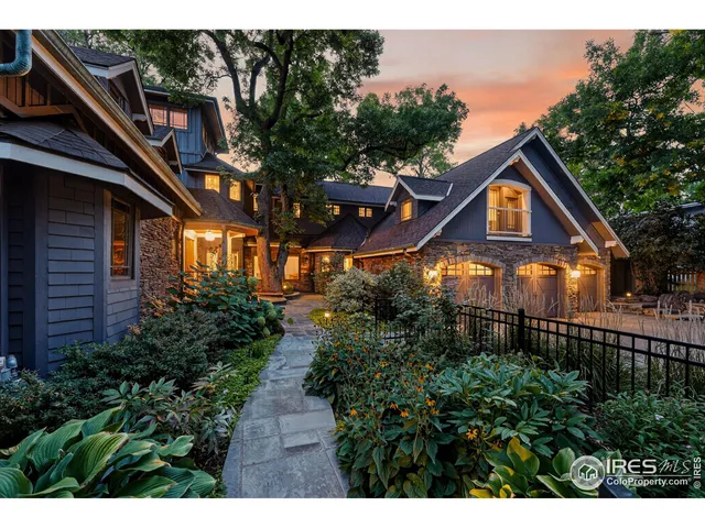 a view of a yard in front of house