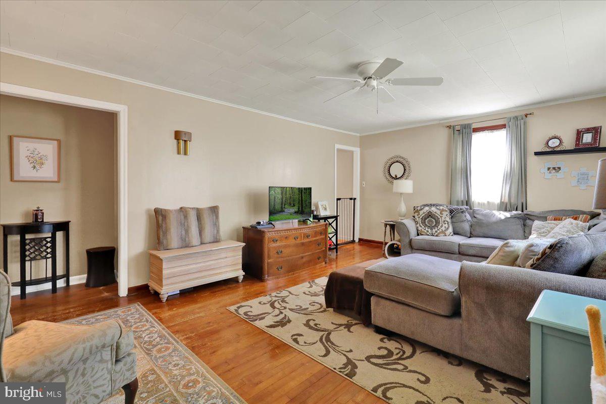 307 Summit Avenue Reading, PA 19607 - Photo 5 of 25 Inviting living space with warm tones.