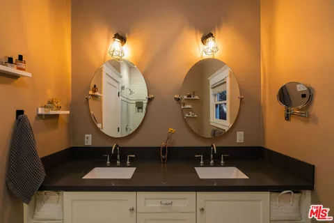 $1,299,000 | 2337 West 29th Place, Los Angeles, CA 90018