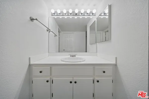 $3,350 | 5744 Oak Bend Lane, Unit 306, Oak Park, CA 91377