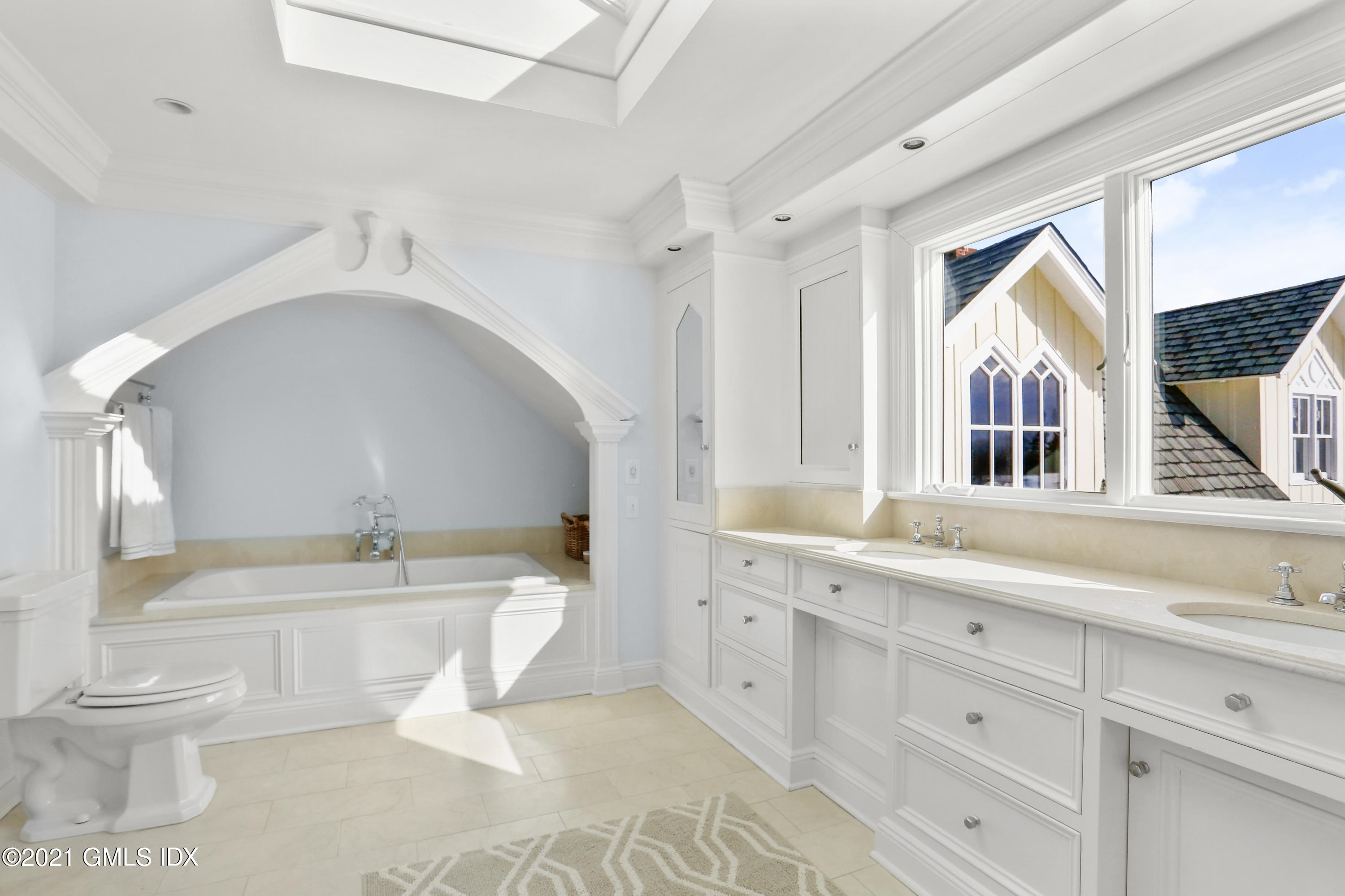 6 Golf Club Road Greenwich, CT 06830 - Photo 15 of 29 a bathroom with a sink a toilet and a bathtub