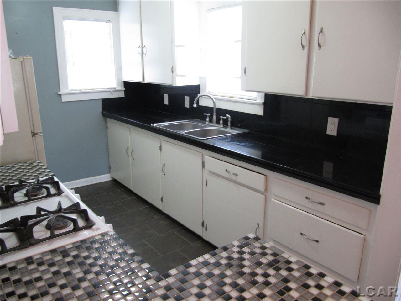 625 Addison Street Adrian, MI 49221 - Photo 5 of 11 31243541-4.JPG