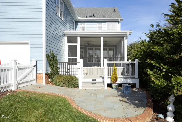 a view of a house with backyard