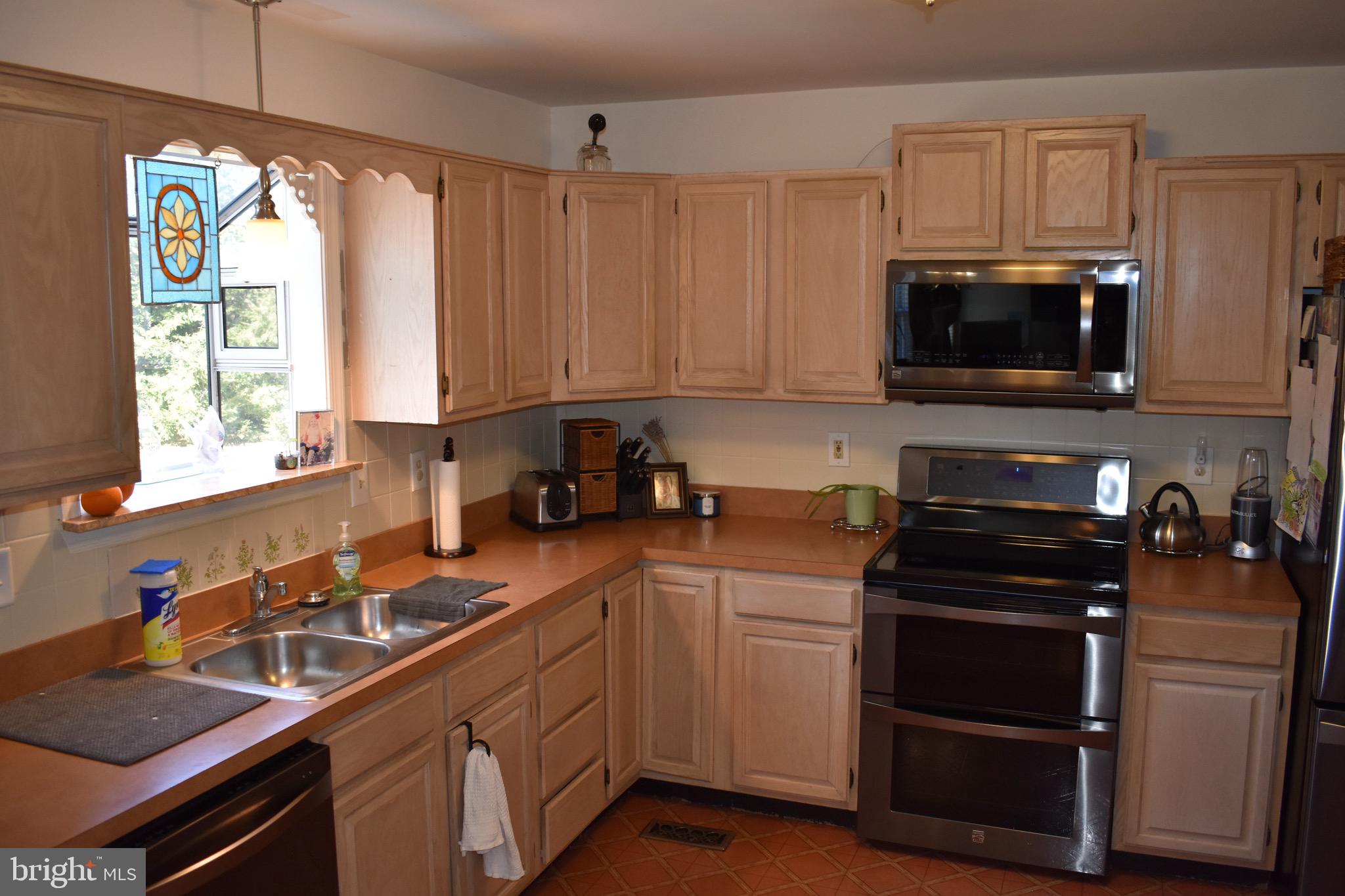 8100 Bourne Road Owings, MD 20736 - Photo 22 of 42 Country kitchen with great appliances
