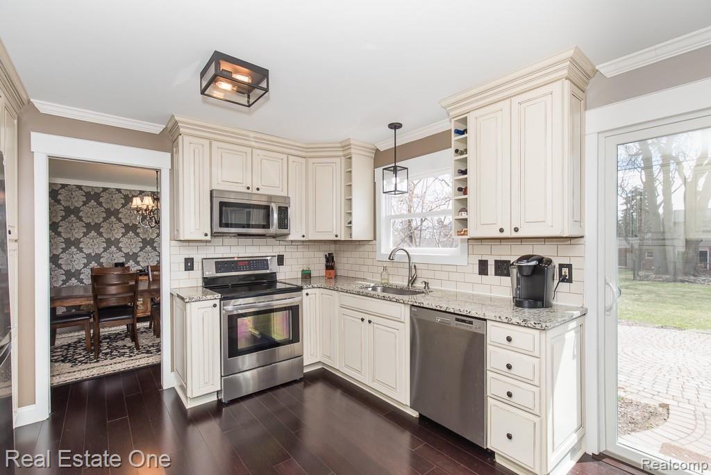 585 South Fieldstone Drive Rochester Hills, MI 48309 - Photo 13 of 34