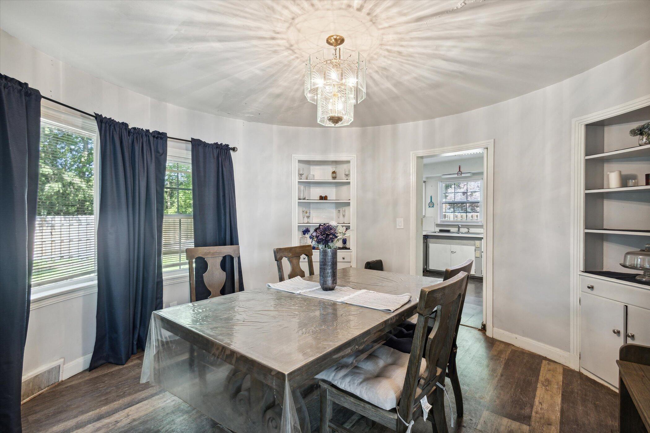 240 Windsor Road Benton Harbor, MI 49022 - Photo 11 of 55 Circular Dining Room