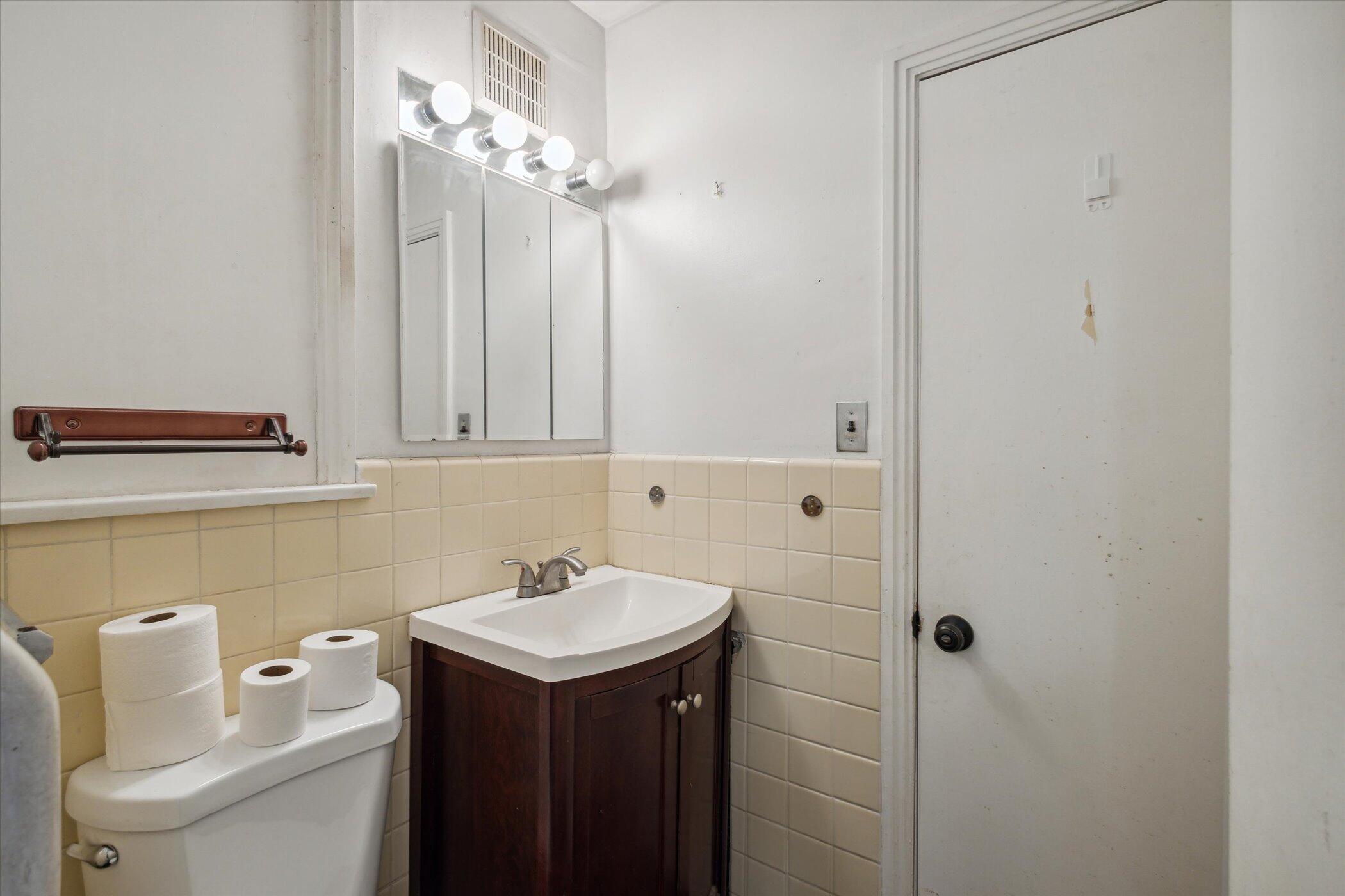 240 Windsor Road Benton Harbor, MI 49022 - Photo 20 of 55 Half Bath- Main Floor