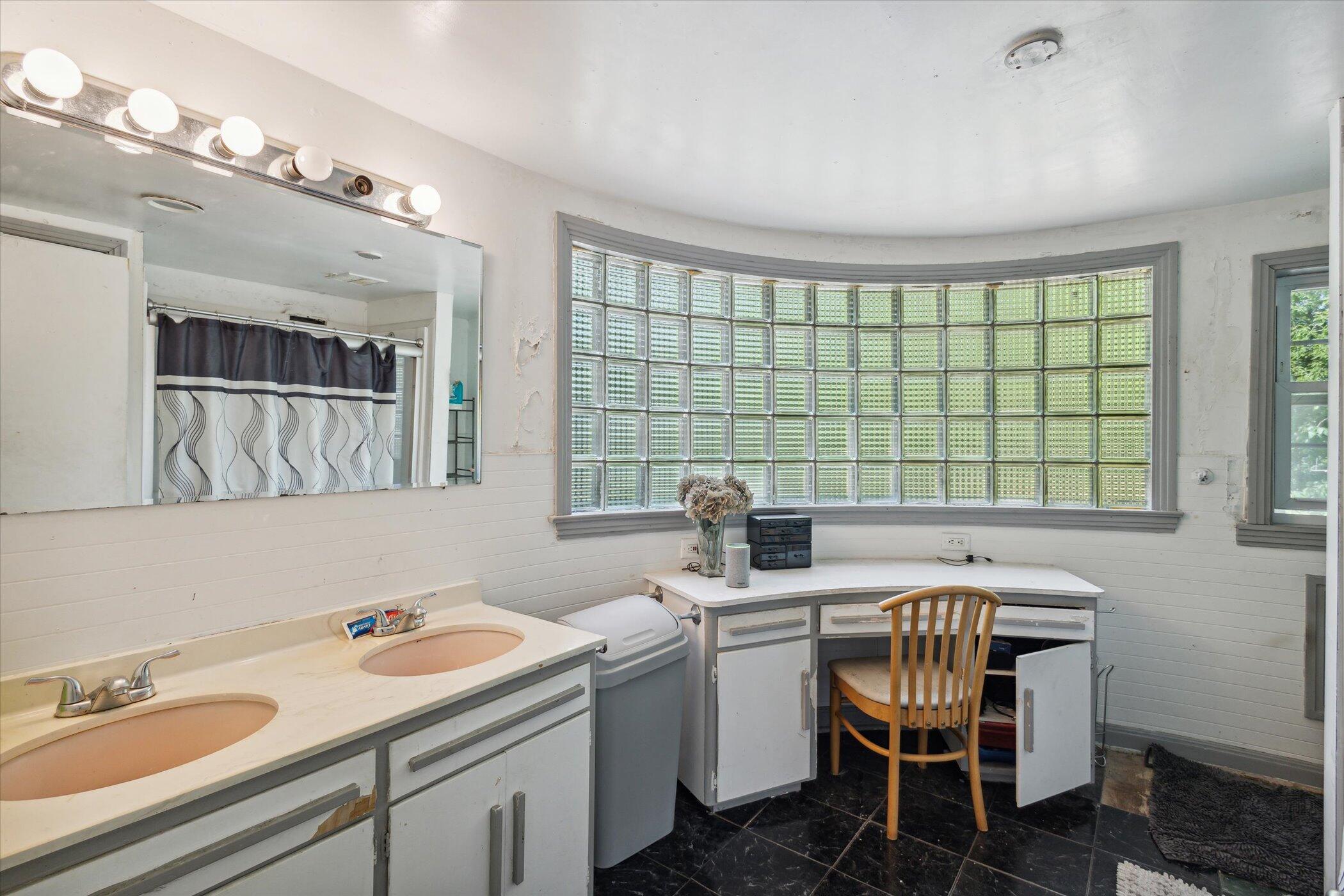 240 Windsor Road Benton Harbor, MI 49022 - Photo 31 of 55 Upper Bath w/ Circular Glass Wall