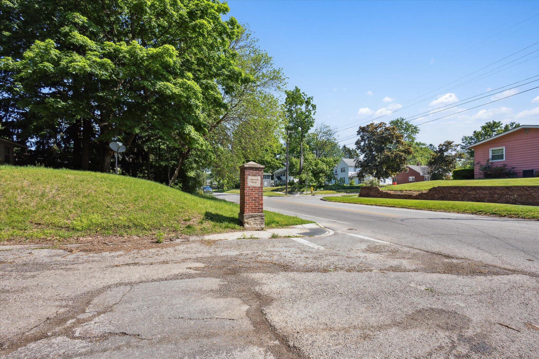 240 Windsor Road Benton Harbor, MI 49022 - Photo 50 of 55 Street Pillars