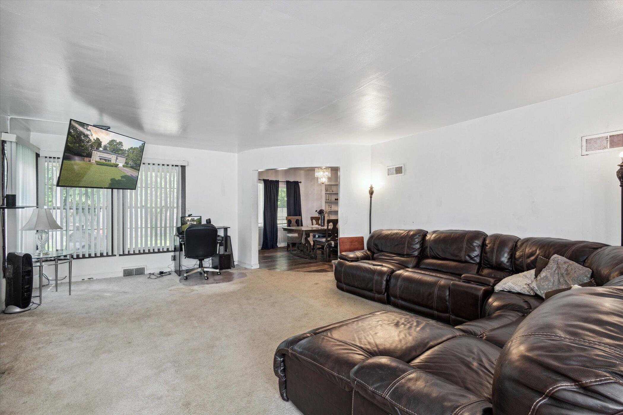 240 Windsor Road Benton Harbor, MI 49022 - Photo 8 of 55 Huge Living Room