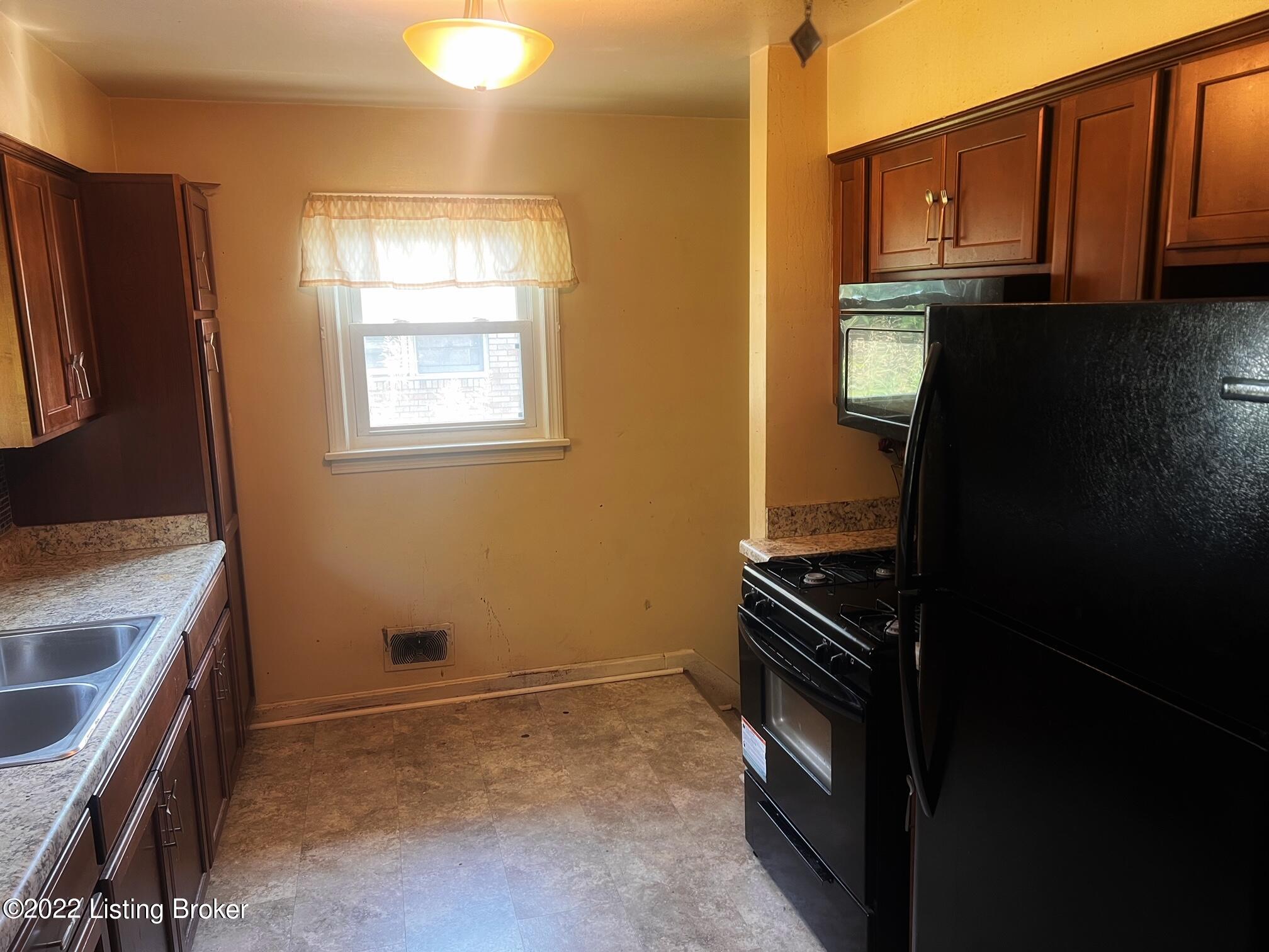 3905 Cane Run Road Louisville, KY 40216 - Photo 7 of 21 Kitchen