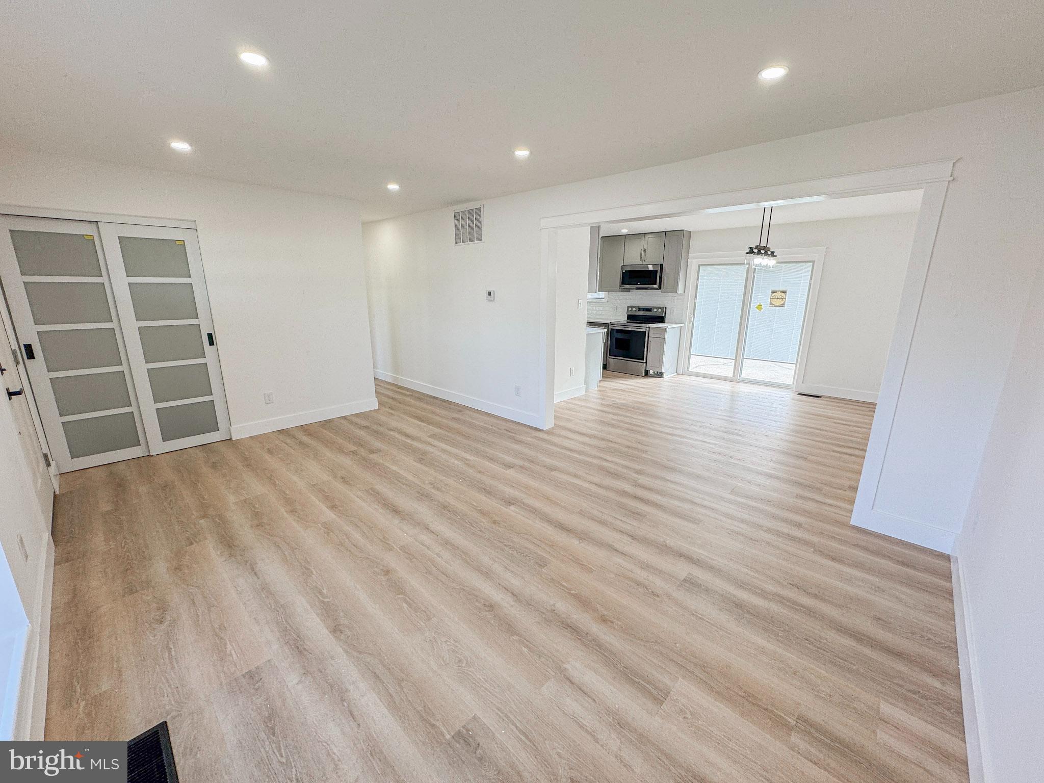 604 Cobblestone Road Williamstown, NJ 08094 - Photo 6 of 15 Spacious, modern living area with natural light.