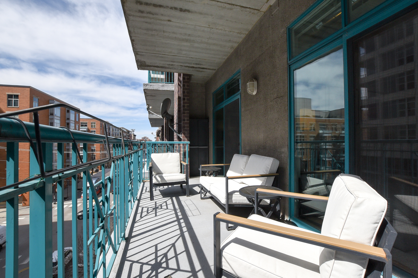 920 West Madison Street, Unit D4 Chicago, IL 60607 - Photo 26 of 34 a balcony with table and chairs