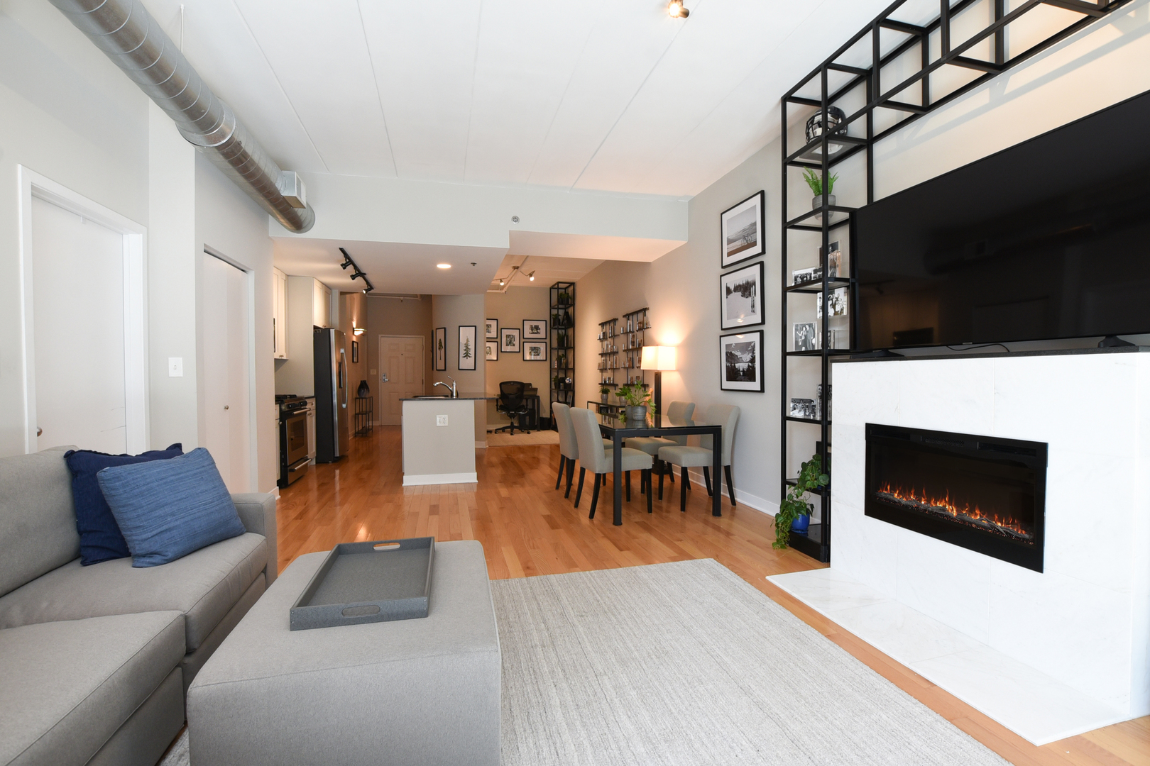 920 West Madison Street, Unit D4 Chicago, IL 60607 - Photo 4 of 34 a living room with furniture and a flat screen tv
