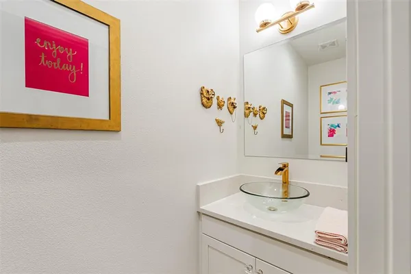 $399,000 | 721 Clubview Drive, Mabank, TX 75143