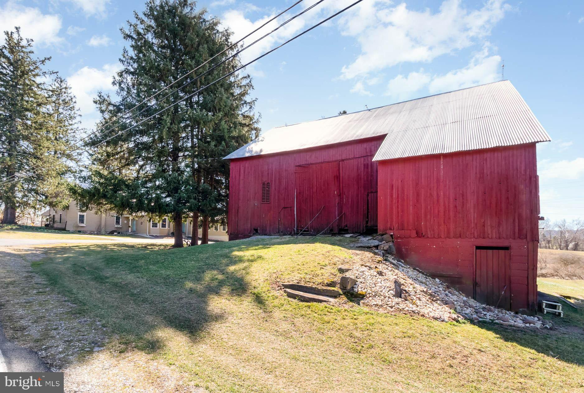 560 Old Quaker Road Lewisberry, PA 17339 - Photo 2 of 33