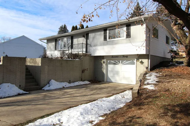 $130,000 | 1720 East Lawn Drive, Savanna, IL 61074