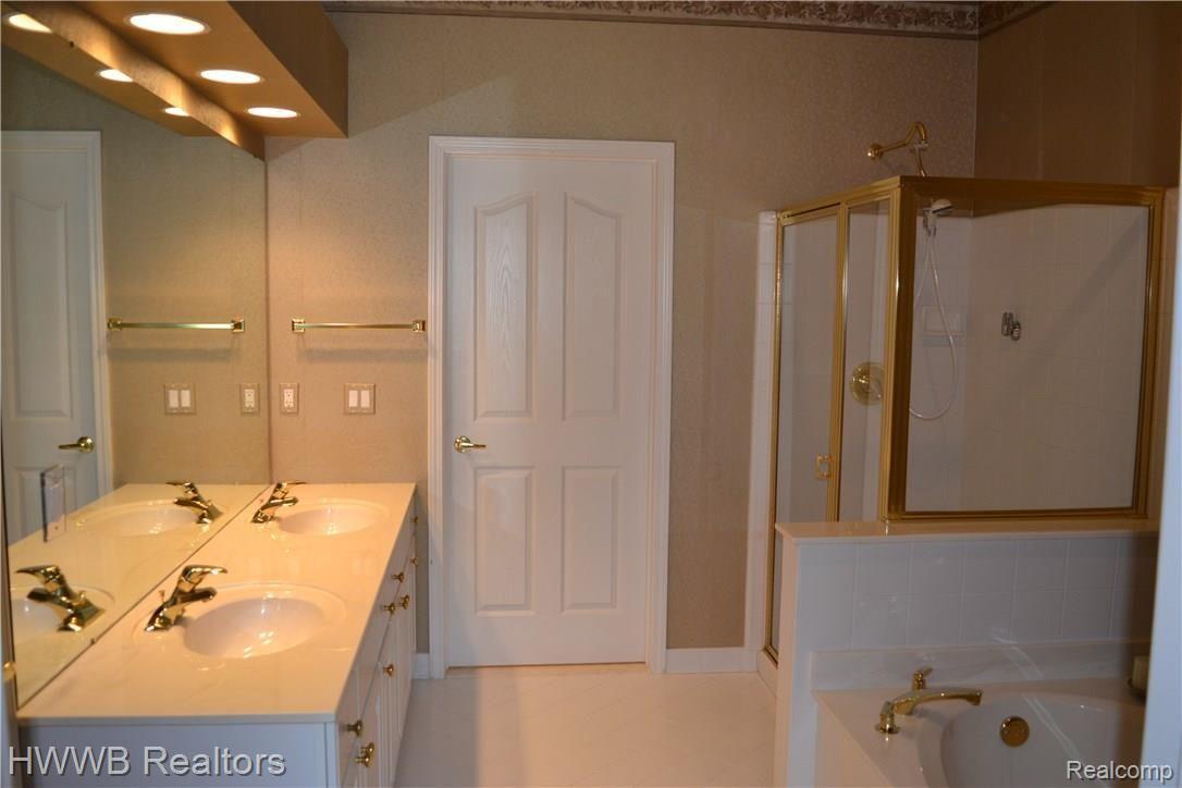 1623 Boulder Court Rochester, MI 48306 - Photo 18 of 28 18 - Master Bathroom.JPG