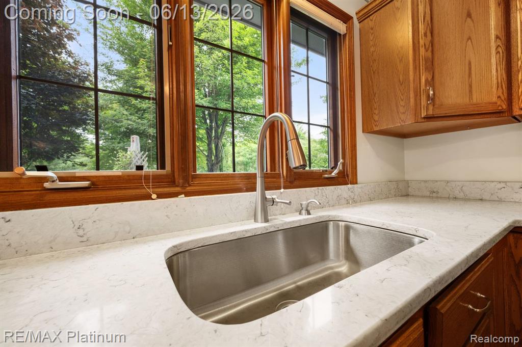 12902 Autumn Ridge Court Milford, MI 48380 - Photo 16 of 73