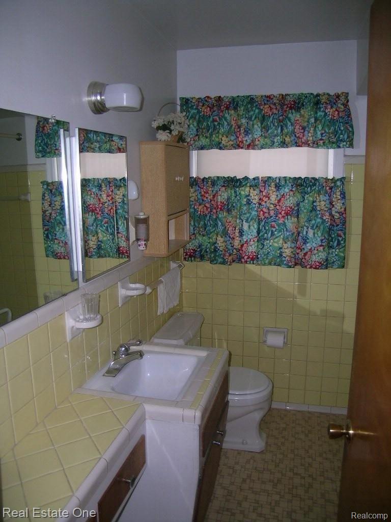 9796 Farmington Road Livonia, MI 48150 - Photo 9 of 9 Main Bath w/shower and tub