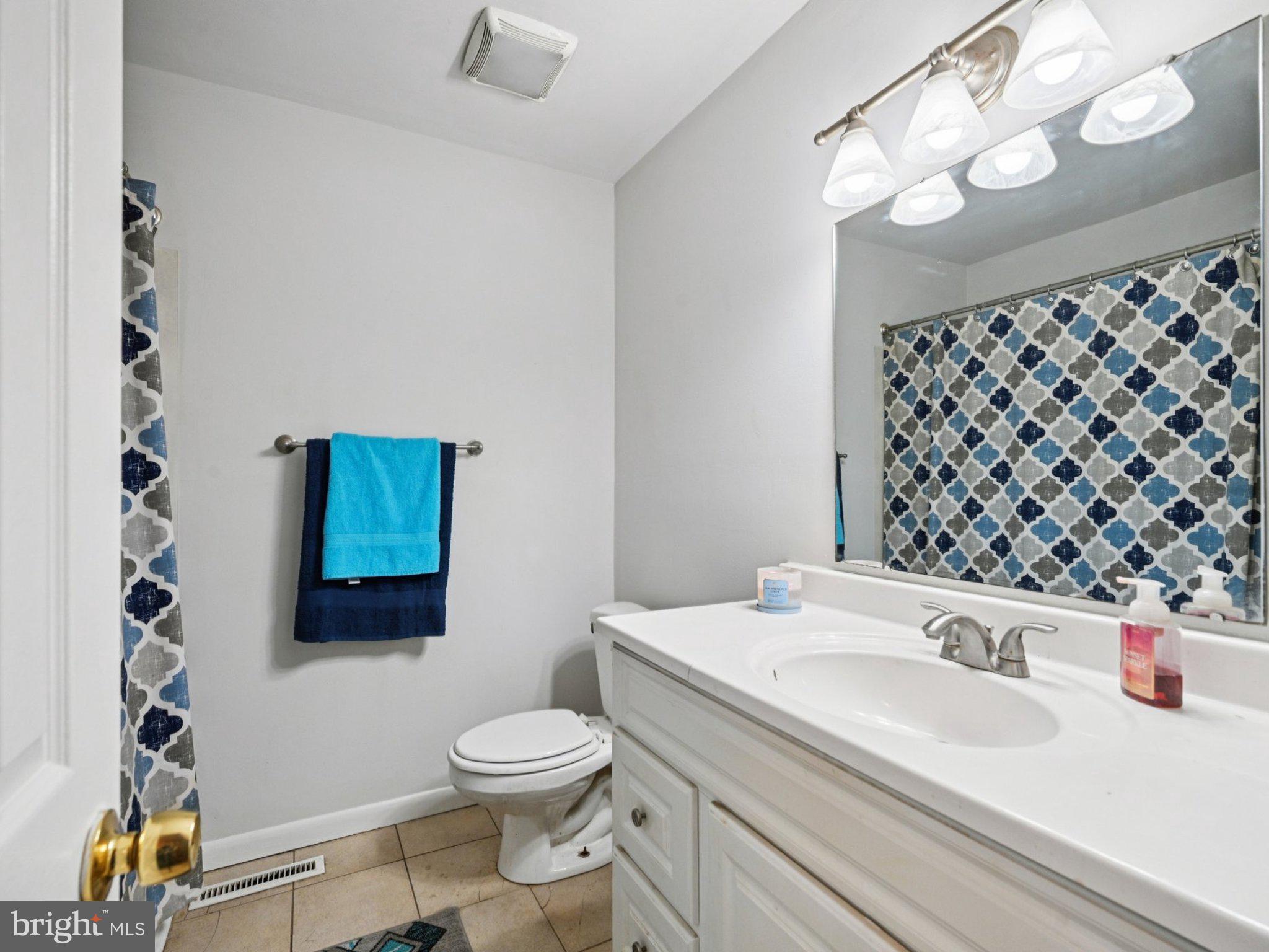 170 Scottfield Drive Newark, DE 19713 - Photo 14 of 28 a bathroom with a sink a toilet and a mirror