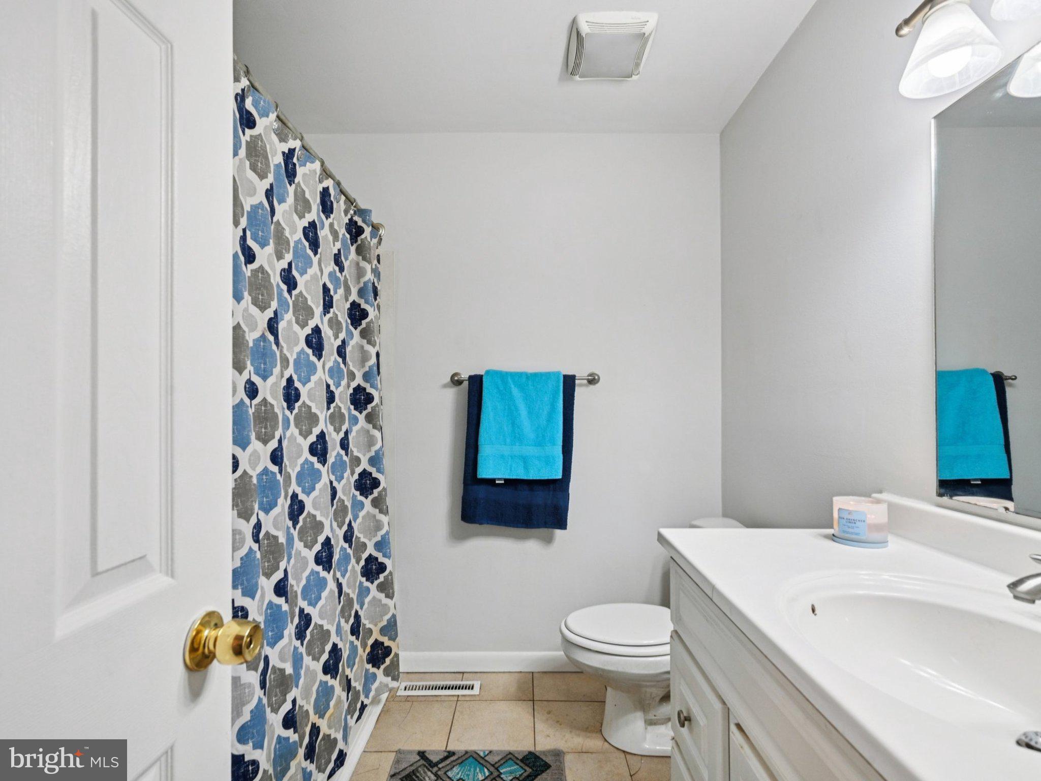 170 Scottfield Drive Newark, DE 19713 - Photo 15 of 28 a bathroom with a toilet and a shower curtain