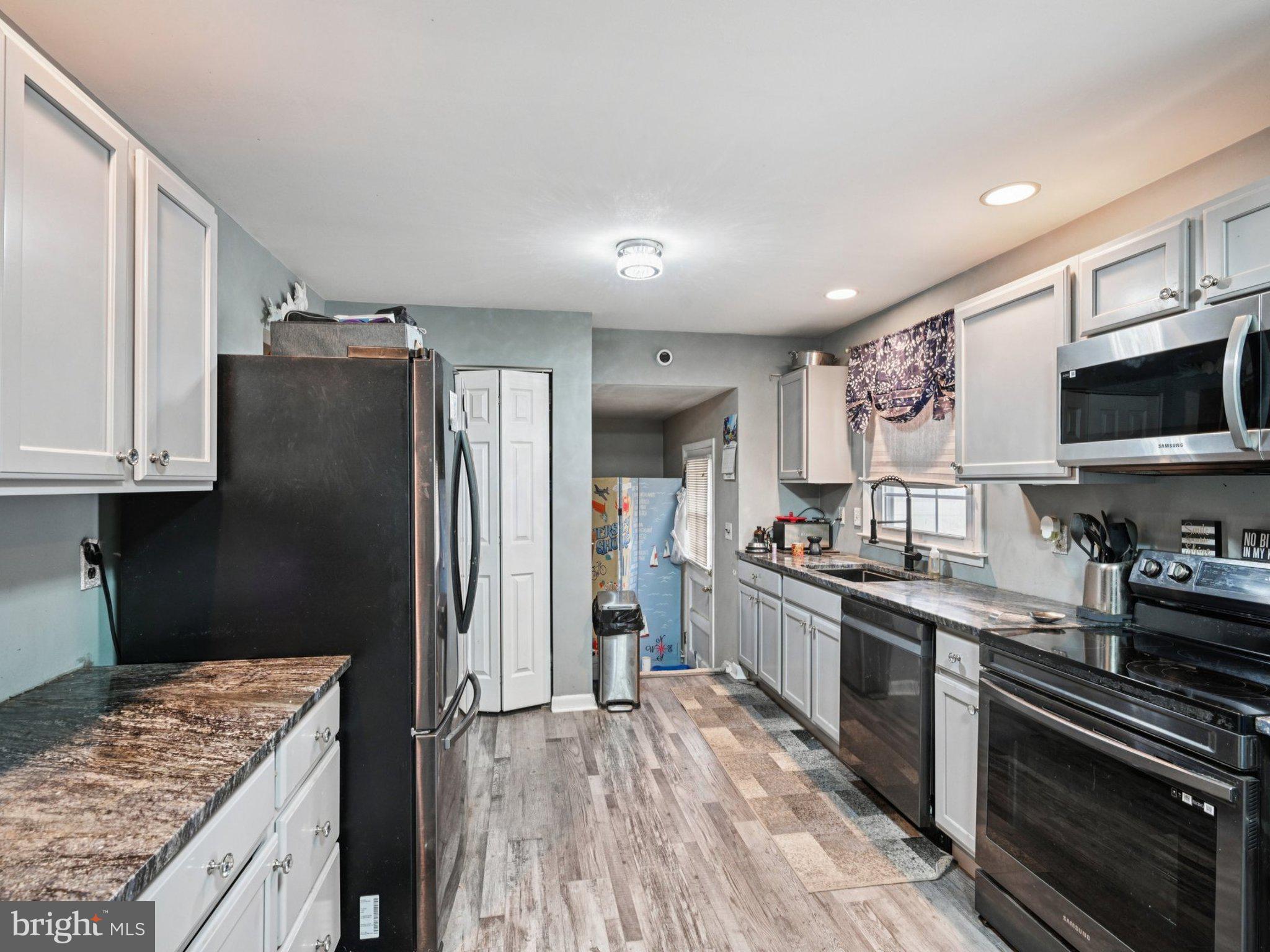 170 Scottfield Drive Newark, DE 19713 - Photo 9 of 28 a kitchen with granite countertop a refrigerator stove and sink