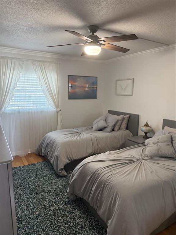 1868 Shore Drive South, Unit 608 South Pasadena, FL 33707 - Photo 19 of 36 a bedroom with two beds and a window