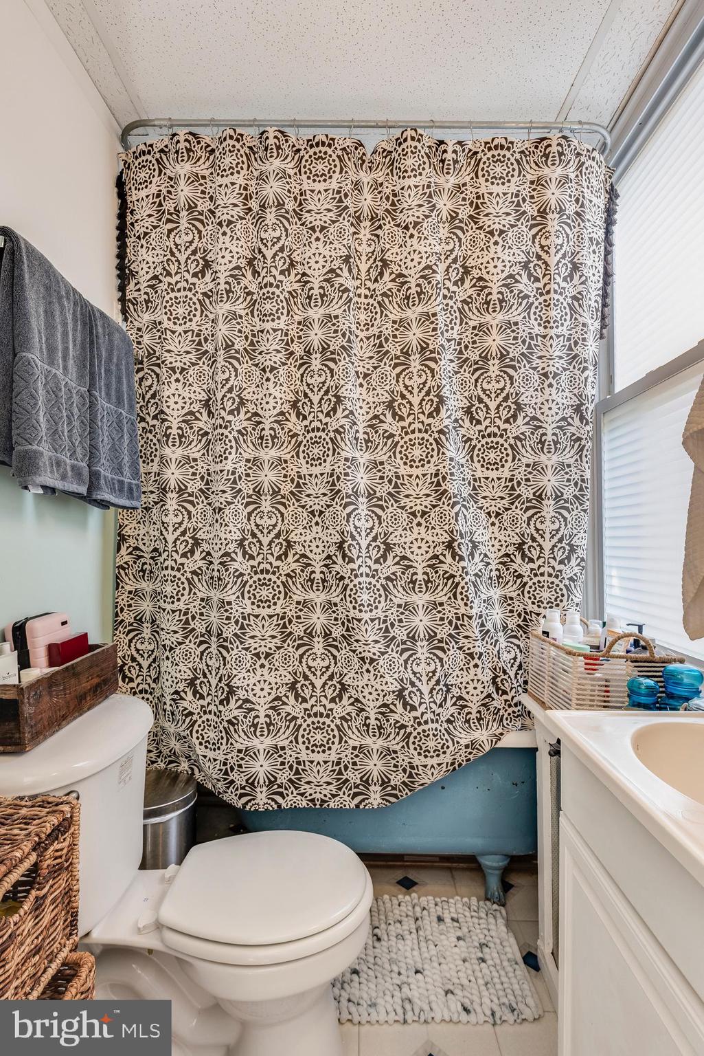 52 Madison Place Annapolis, MD 21401 - Photo 12 of 37 Full bath main level off of kitchen