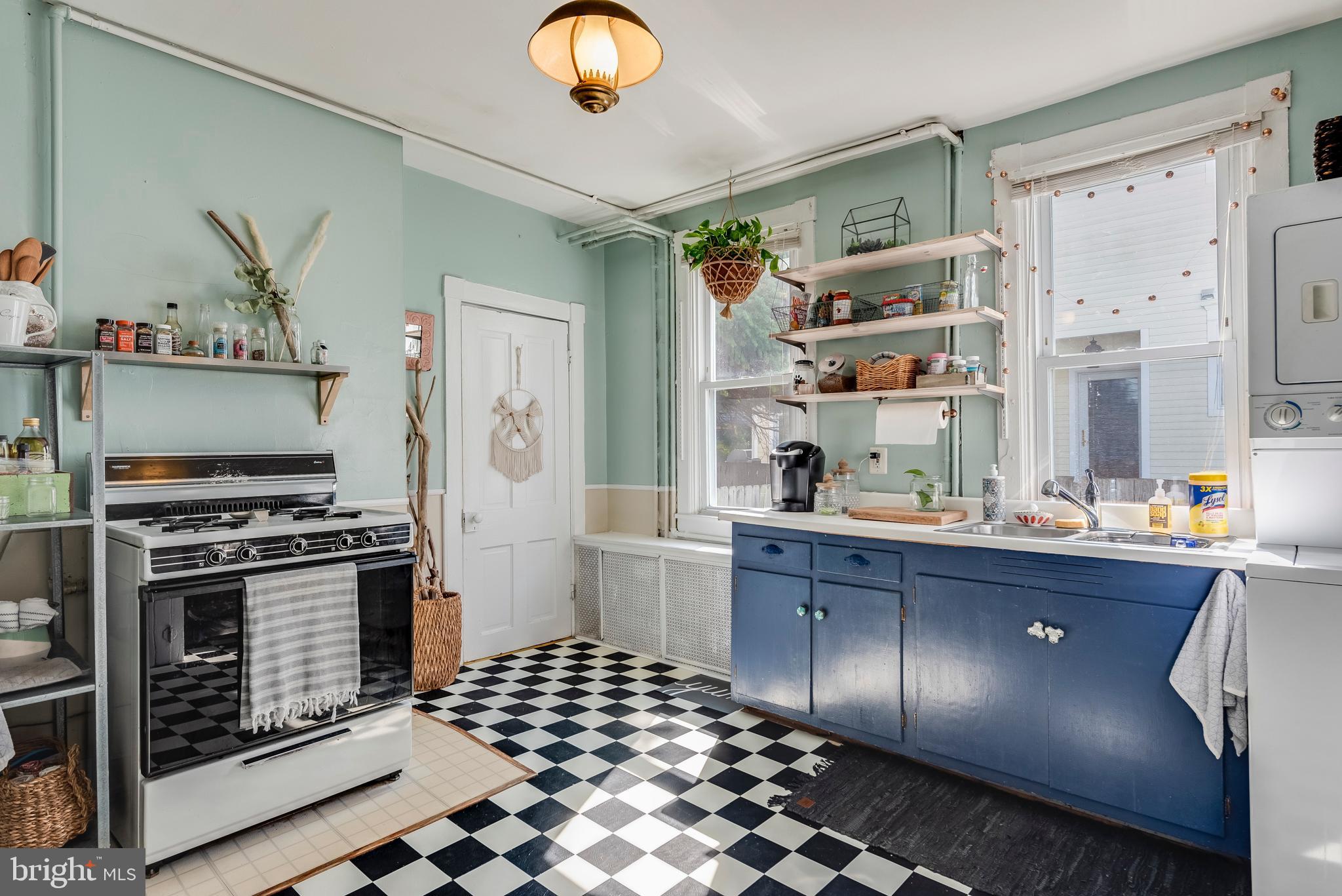 52 Madison Place Annapolis, MD 21401 - Photo 14 of 37 Main level spacious kitchen