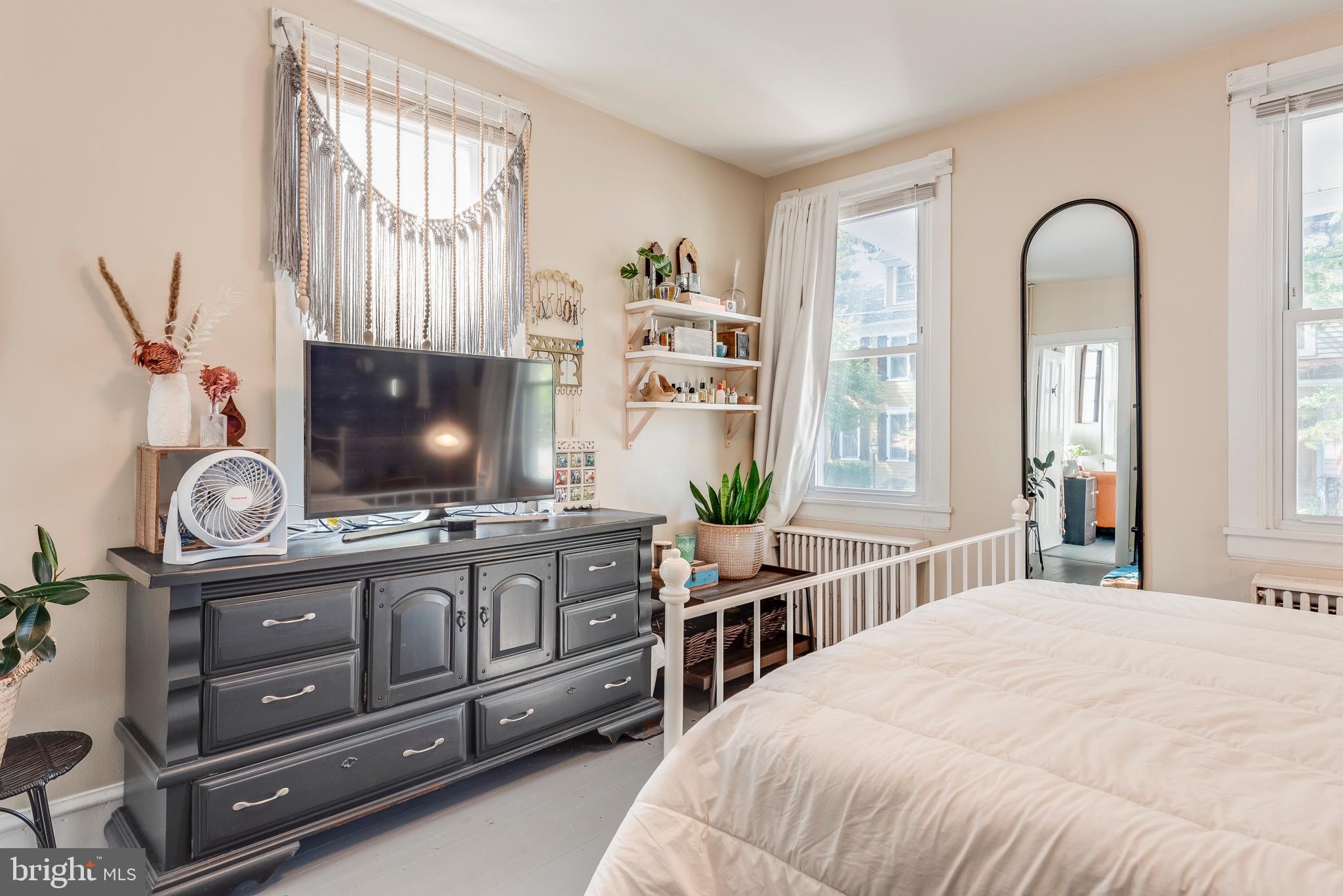 52 Madison Place Annapolis, MD 21401 - Photo 19 of 37 3 windows letting in lots of light