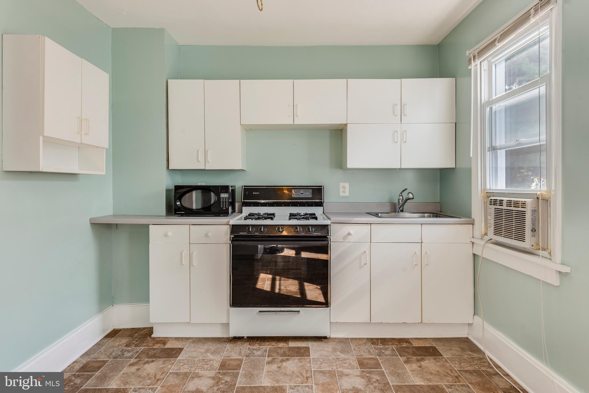 52 Madison Place Annapolis, MD 21401 - Photo 26 of 37 Upper level kitchen