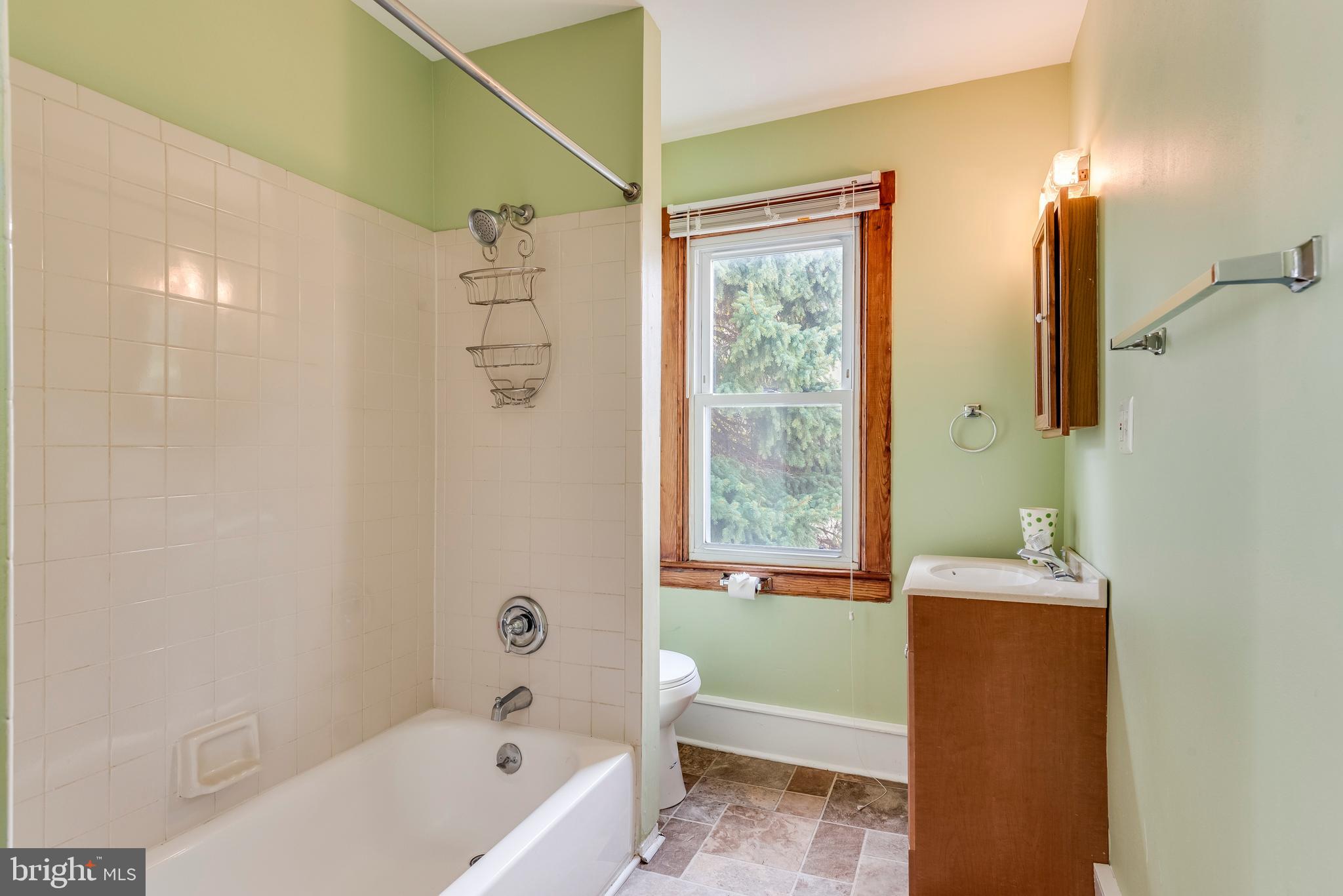 52 Madison Place Annapolis, MD 21401 - Photo 30 of 37 Upper level spacious full bath