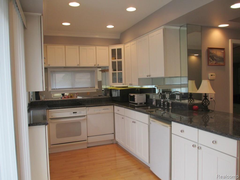 588 Heights Road Lake Orion, MI 48362 - Photo 10 of 19 Kitchen