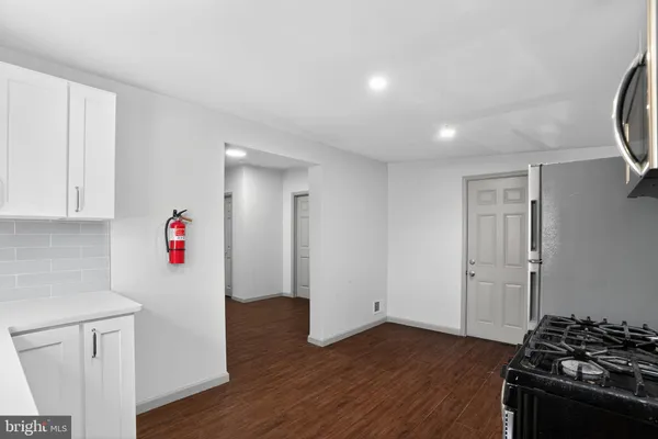 a view of livingroom with hardwood floor