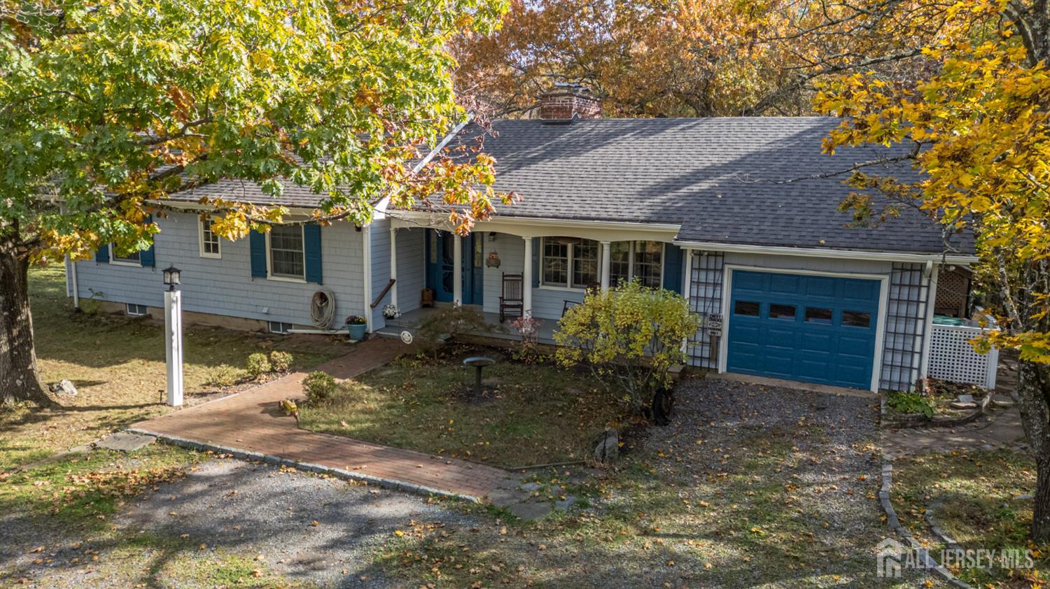 a view of a house with backyard and a tree