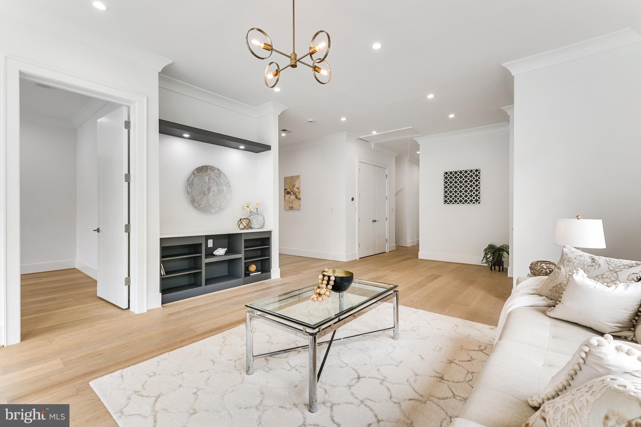 1440 Oakview Drive McLean, VA 22101 - Photo 29 of 87 Upper Level Sitting Room