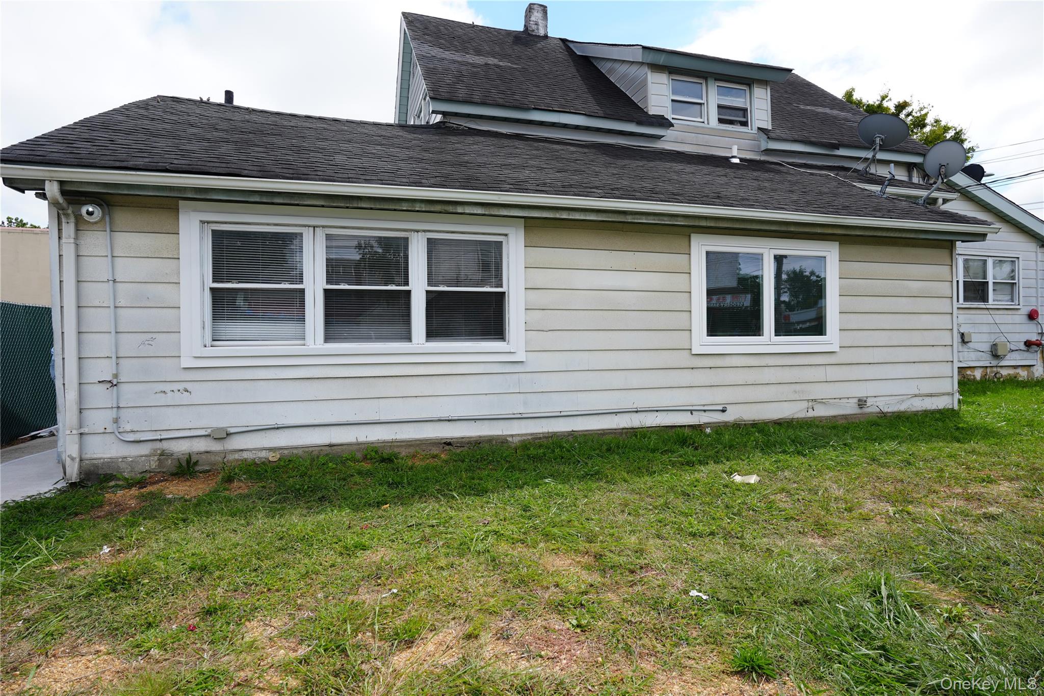a view of a house with a backyard