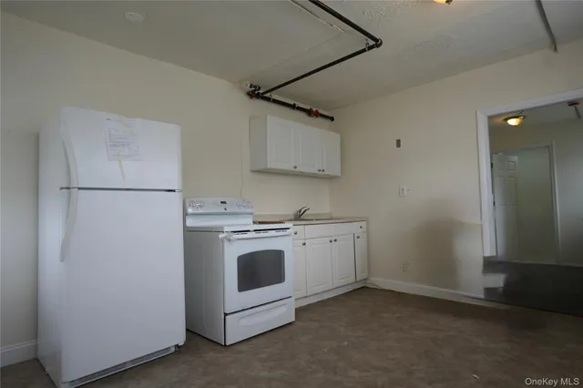 a view of a storage & utility room with washer and dryer