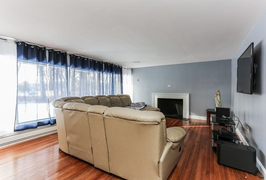 76 Pinehurst Road Holyoke, MA 01040 - Photo 4 of 25 Gallery Image 4