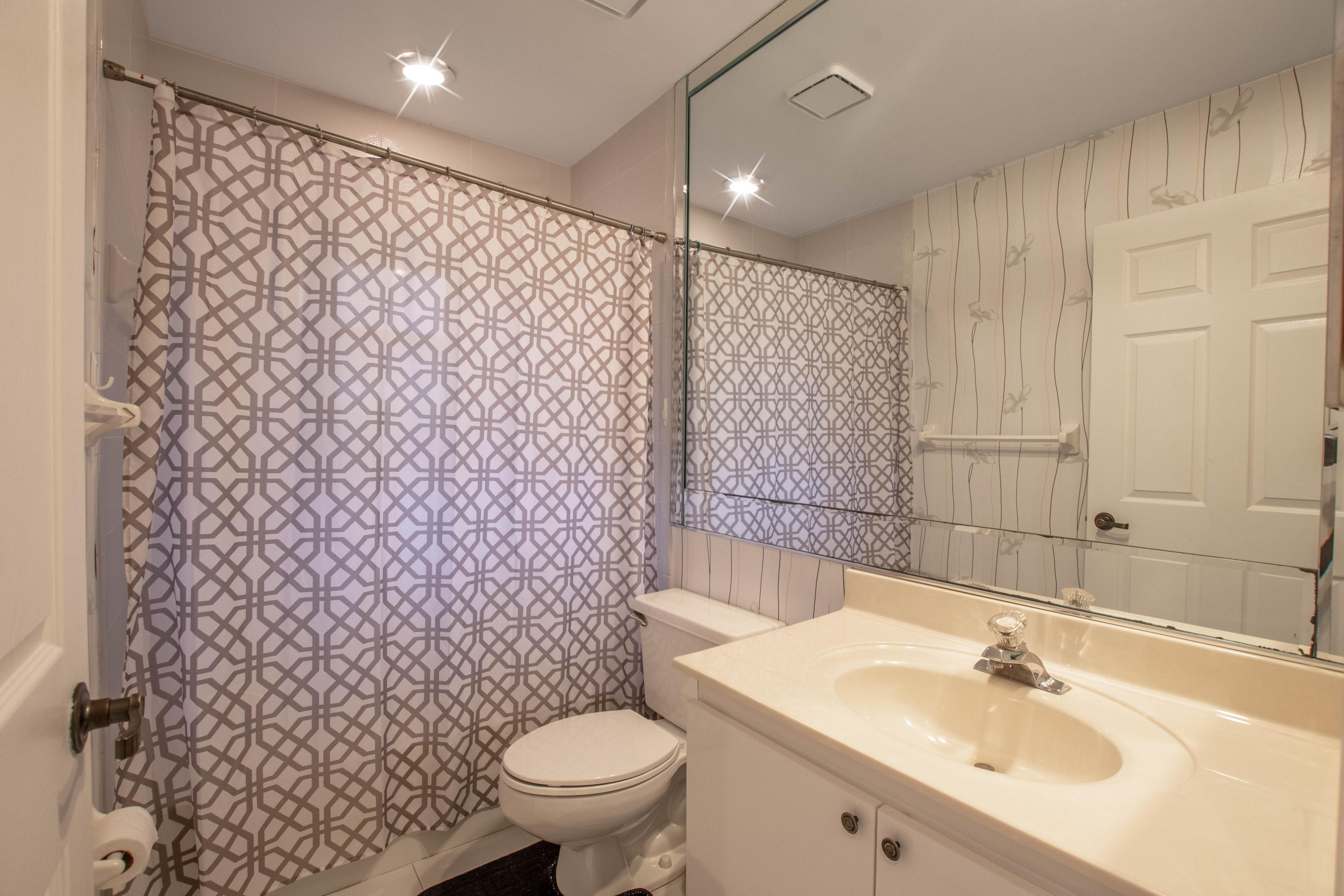 12785 Kingsway Road Wellington, FL 33414 - Photo 14 of 28 Guest Bathroom