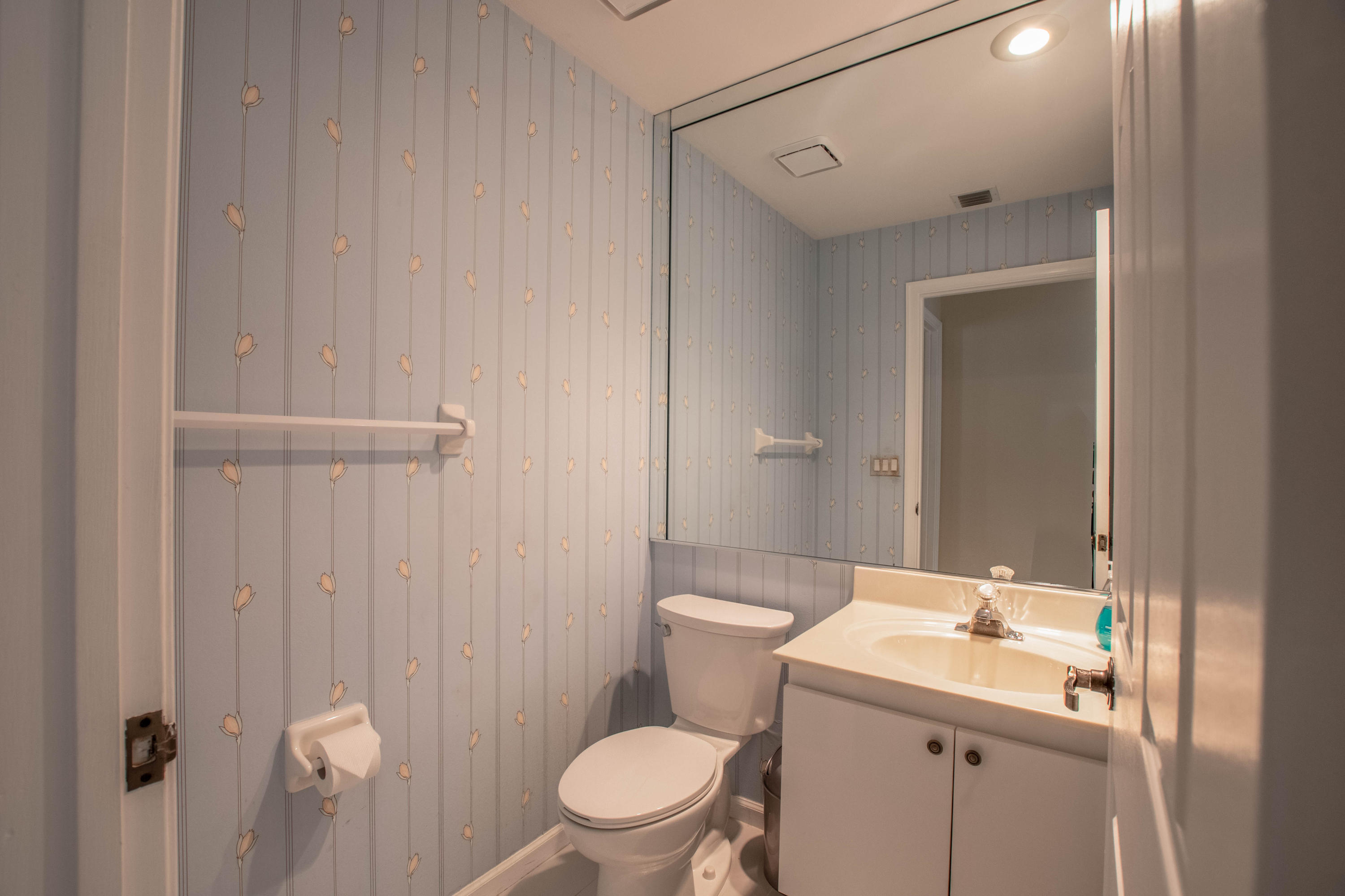 12785 Kingsway Road Wellington, FL 33414 - Photo 16 of 28 Guest Bathroom